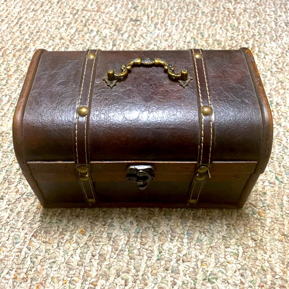 Chest Storage Box w/ Latch - Faux Leather